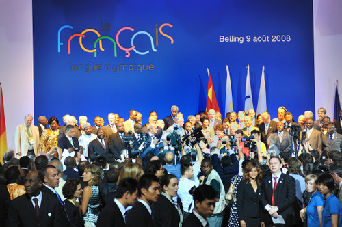 Sur la tribune, la communauté francophone réunie.