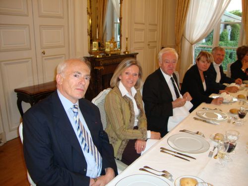 Le Sénateur del Picchia et son épouse au centre