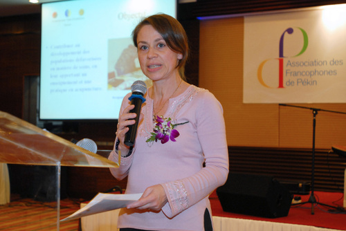 Sylvie Hu présente l'association qui sera destinataire des dons au prochain gala.