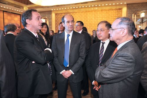 Avec Eric Woerth, évocation du financement des lycées à l'étranger.