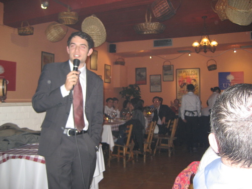 Un jeune militant se présente aux autres.